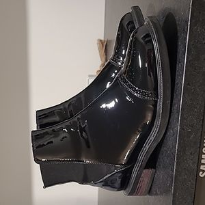 LK Bennett, sz 40 black patent leather Chelsea boots with wing tip toes